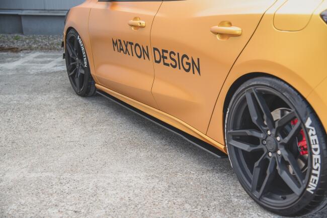 Maxton Design Street Pro Seitenschweller (Paar) für Ford Focus ST / ST-Line Mk4 schwarz mit roten Streifen