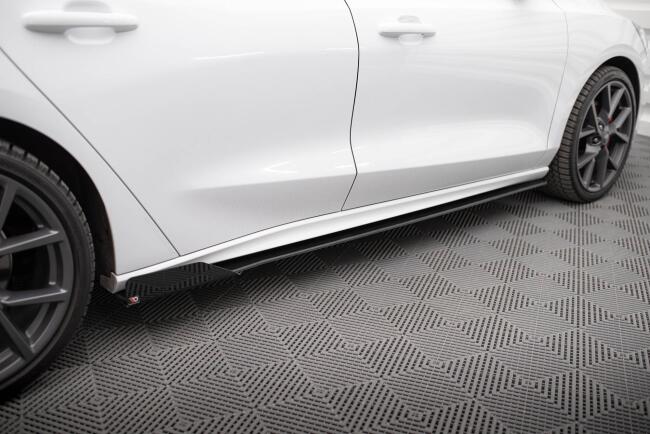 Maxton Design Street Pro Seitenschweller (Paar) für Ford Focus ST / ST-Line Mk4 matt schwarz mit Hochglanz Flaps