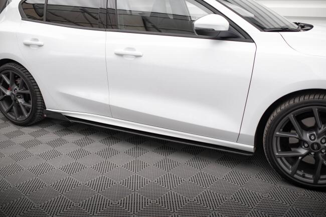Maxton Design Street Pro Seitenschweller (Paar) für Ford Focus ST / ST-Line Mk4 matt schwarz mit Hochglanz Flaps