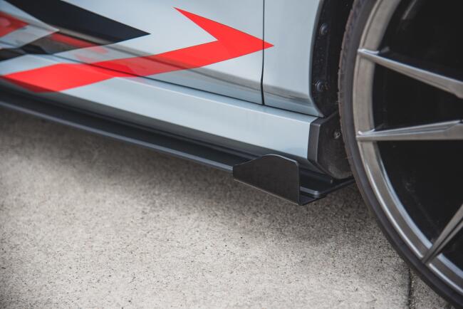 Maxton Design Street Pro Seitenschweller (Paar) für Ford Fiesta ST / ST-Line Mk8 rot mit Hochglanz schwarzen Flaps