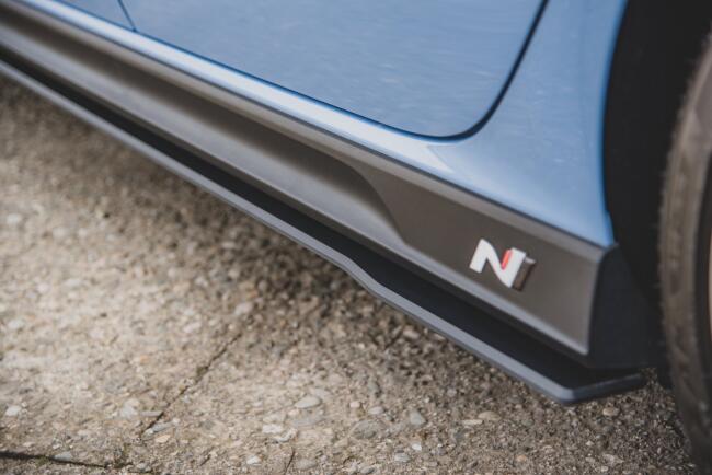 Maxton Design Street Pro Seitenschweller (Paar) für Hyundai I30 N Mk3 Hatchback / Fastback schwarz mit roten Streifen