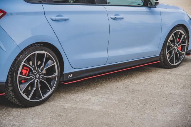 Maxton Design Street Pro Seitenschweller (Paar) für Hyundai I30 N Mk3 Hatchback / Fastback schwarz mit roten Streifen
