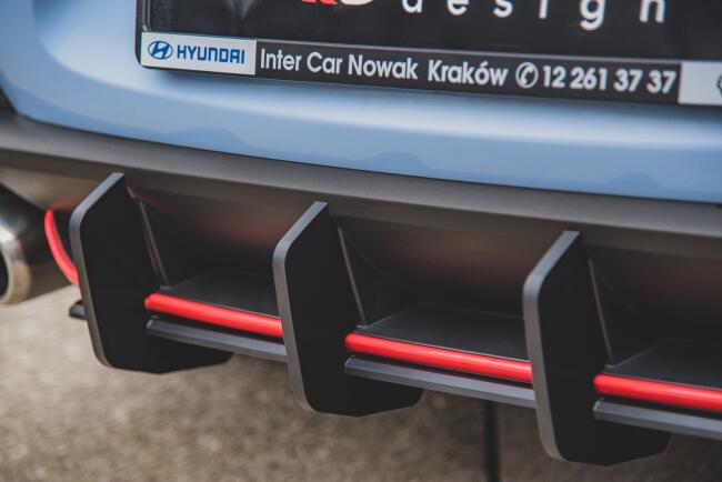 Maxton Design Street Pro Heckdiffusor V.2 für Hyundai I30 N Mk3 Hatchback mit roten Streifen