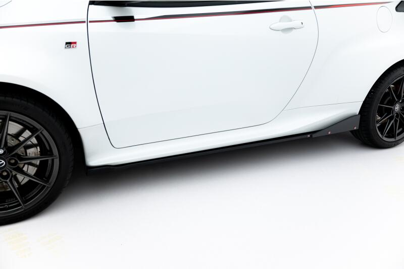 Maxton Design Seitenschweller (Paar) V.2 mit Flaps für Toyota GR Yaris Mk4 Hochglanz schwarz