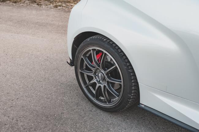 Maxton Design Street Pro Diffusor Flaps für Toyota GR Yaris Mk4 schwarz mit roten Streifen
