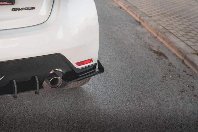 Maxton Design Street Pro Diffusor Flaps für Toyota GR Yaris Mk4 matt schwarz mit Hochglanz Flaps