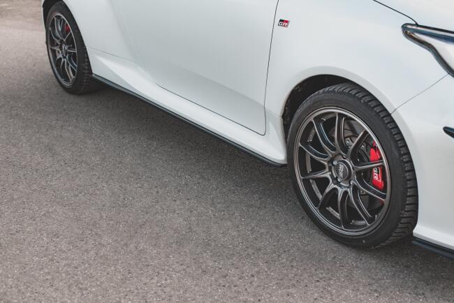 Maxton Design Street Pro Seitenschweller (Paar) für Toyota GR Yaris Mk4 schwarz mit roten Streifen