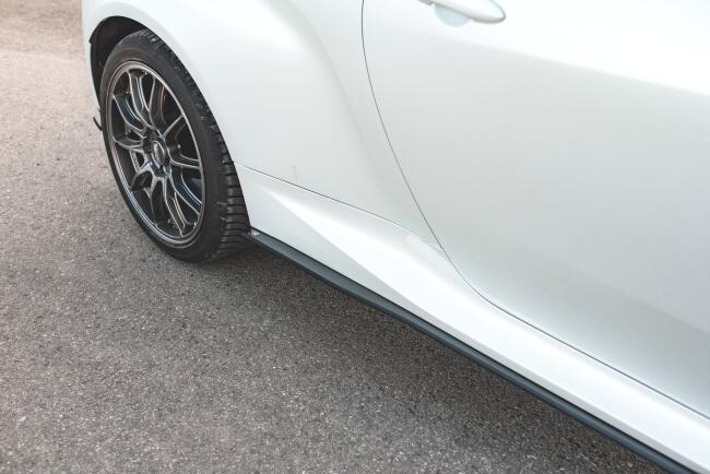 Maxton Design Street Pro Seitenschweller (Paar) für Toyota GR Yaris Mk4 schwarz mit roten Streifen