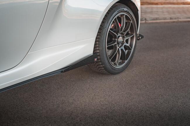 Maxton Design Street Pro Seitenschweller (Paar) für Toyota GR Yaris Mk4 matt schwarz mit Hochglanz Flaps