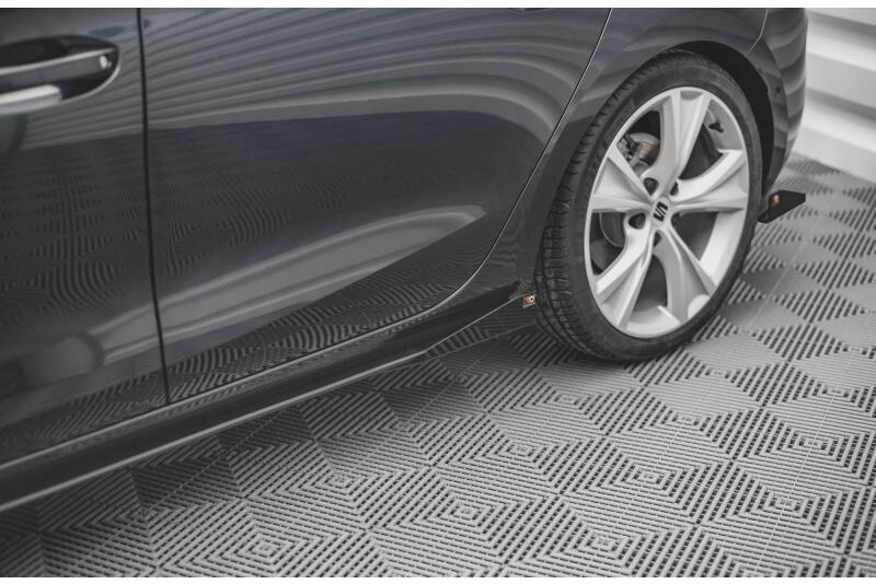 Maxton Design Street Pro Seitenschweller (Paar) für Seat Leon 4 (Typ KL) FR matt schwarz mit Hochglanz Flaps