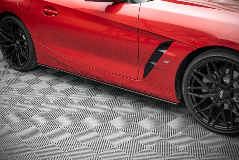 Maxton Design Street Pro Seitenschweller (Paar) für BMW Z4 M-Paket G29 schwarz mit roten Streifen