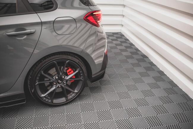 Maxton Design Street Pro Diffusor Flaps für Hyundai I30 N Hatchback Mk3 Facelift schwarz schwarz mit roten Streifen