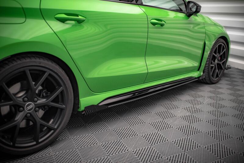 Maxton Design Street Pro Seitenschweller (Paar) für Audi RS3 Limousine 8Y matt schwarz mit Hochglanz Flaps