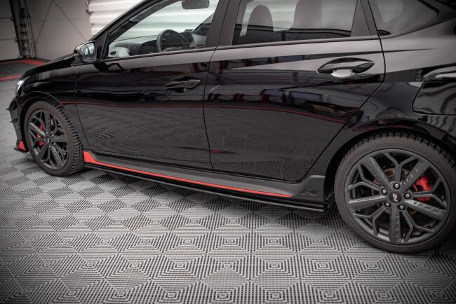 Maxton Design Street Pro Seitenschweller (Paar) für Hyundai I20 N Mk3 schwarz mit roten Streifen