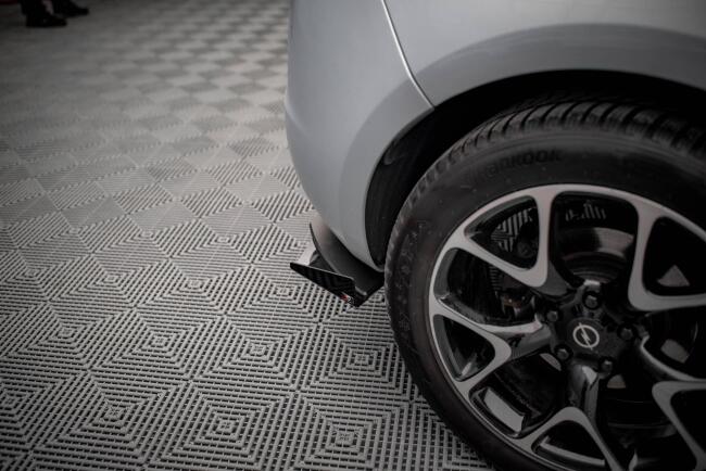 Maxton Design Street Pro Heckdiffusor für Opel Astra GTC OPC-Line J schwarz mit roten Streifen und Glanz Flaps