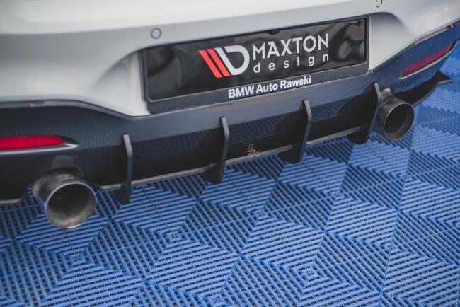 Maxton Design Street Pro Heckdiffusor für BMW M140i schwarz mit roten Streifen