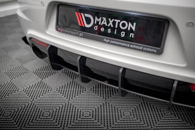 Maxton Design Street Pro Heckdiffusor für Volkswagen Scirocco R Mk3 schwarz mit roten Streifen