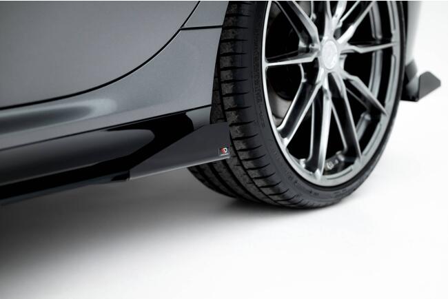 Maxton Design Street Pro Seitenschweller (Paar) mit Flaps für BMW M135i F70 rot mit schwarzen Hochglanz Flaps