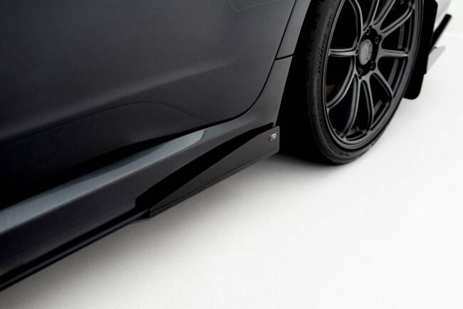 Maxton Design Street Pro Seitenschweller (Paar) mit Flaps für Subaru Impreza WRX STI Mk3 Facelift Rot mit schwarzen Hochglanz Flaps